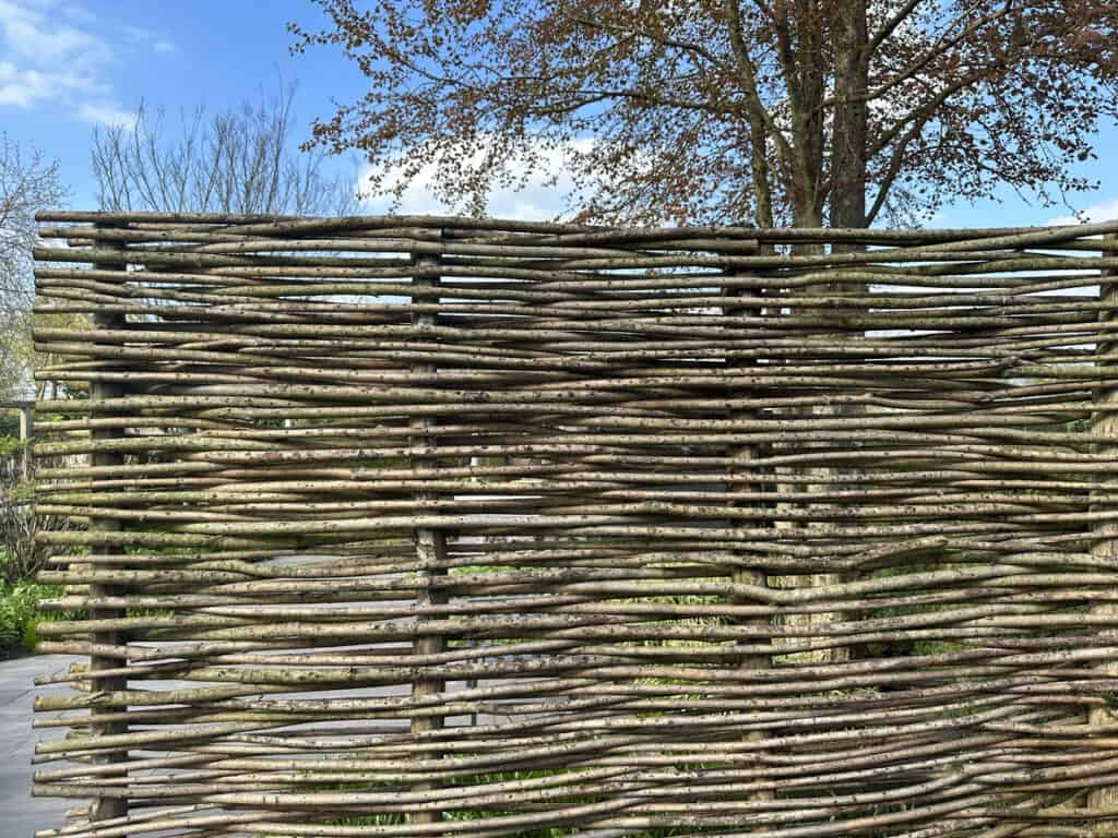 Bamboe vs. Kunststof Tuinafsluiting: De Ideale Keuze voor Jouw Tuin